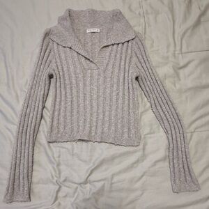 Elegant V-Neck Ribbed Sweater in Gray